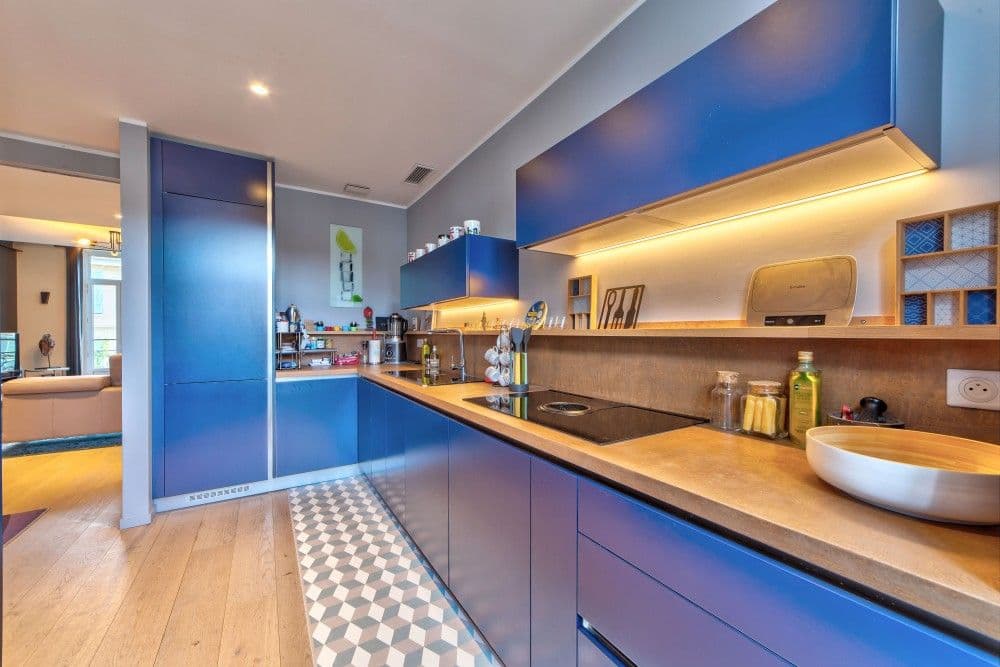 Kitchen with navy cabinets, wooden worktop and cement tiles, 2-bedroom apartment in the Port, Nice
