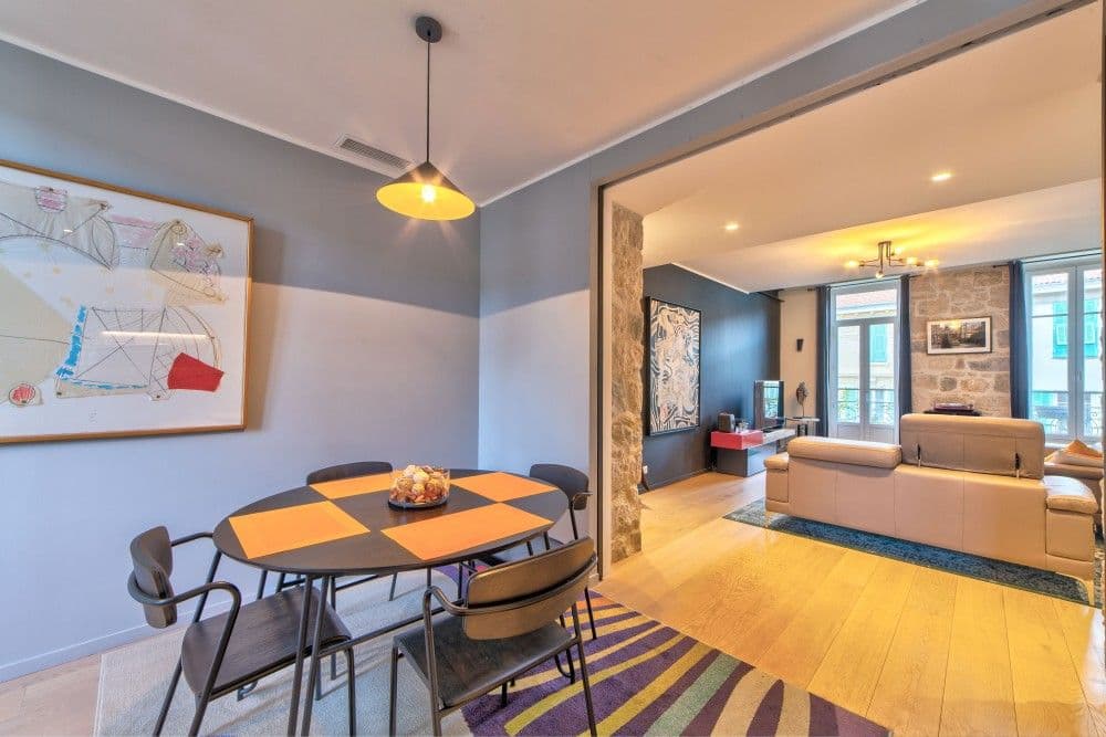 Dining area with round table and glass partition to the living room, 2-bedroom apartment in the Port, Nice