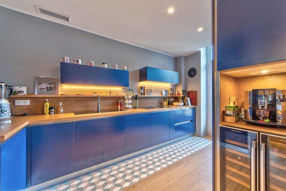 Kitchen with navy units and built-in wine fridge, 2-bedroom apartment in the Port, Nice