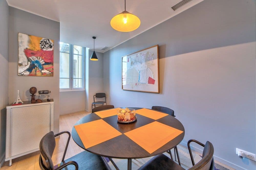 Dining area with round table and artwork, 2-bedroom apartment in the Port, Nice