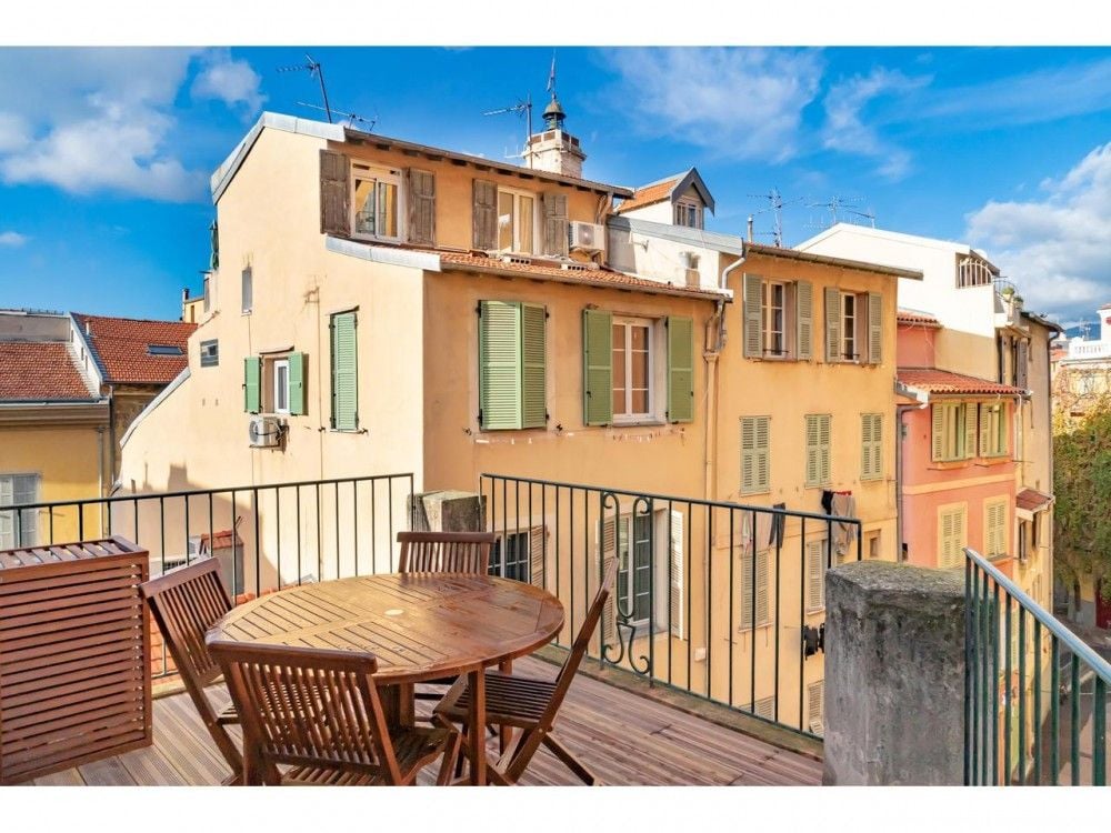 Terrace with wooden furniture and a view of the Old Town façades, 2-bedroom apartment in the Old Town, Nice