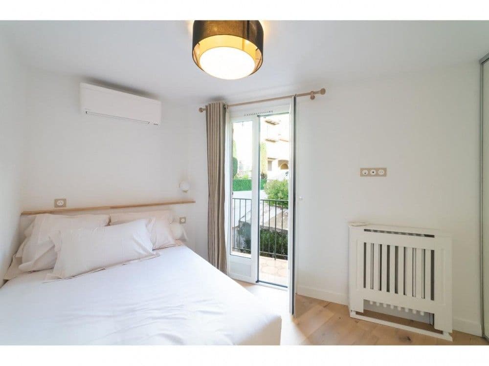 Bedroom with French window and air conditioning, 2-bedroom apartment in the Old Town, Nice