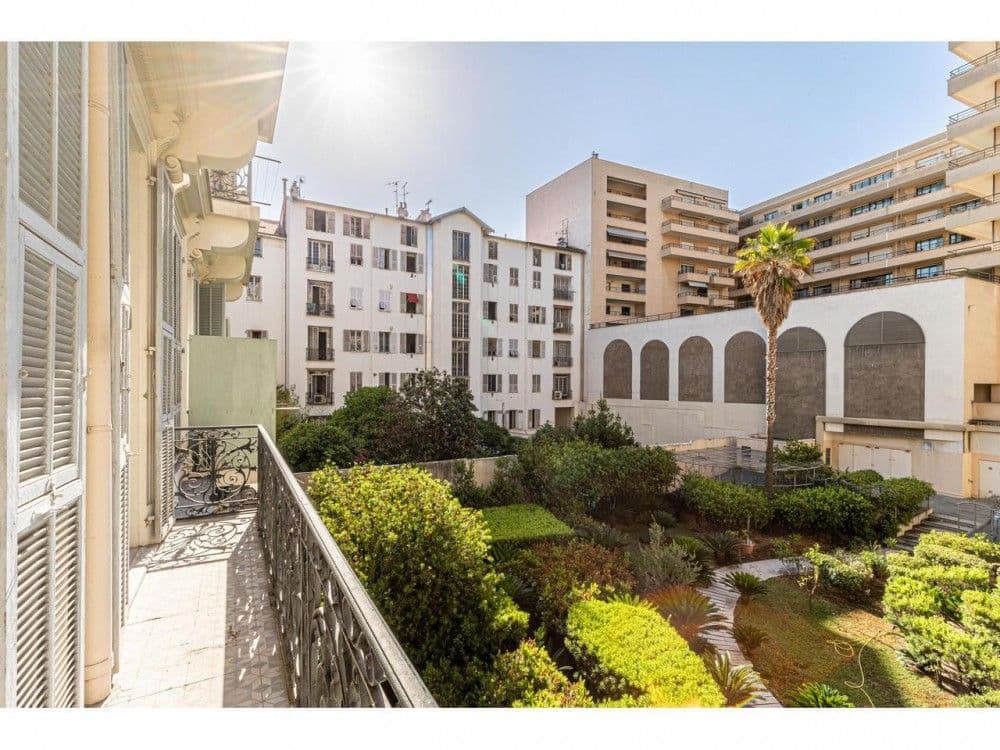 Balcony overlooking a landscaped garden, 3-bedroom apartment in the Carré d’Or, Nice
