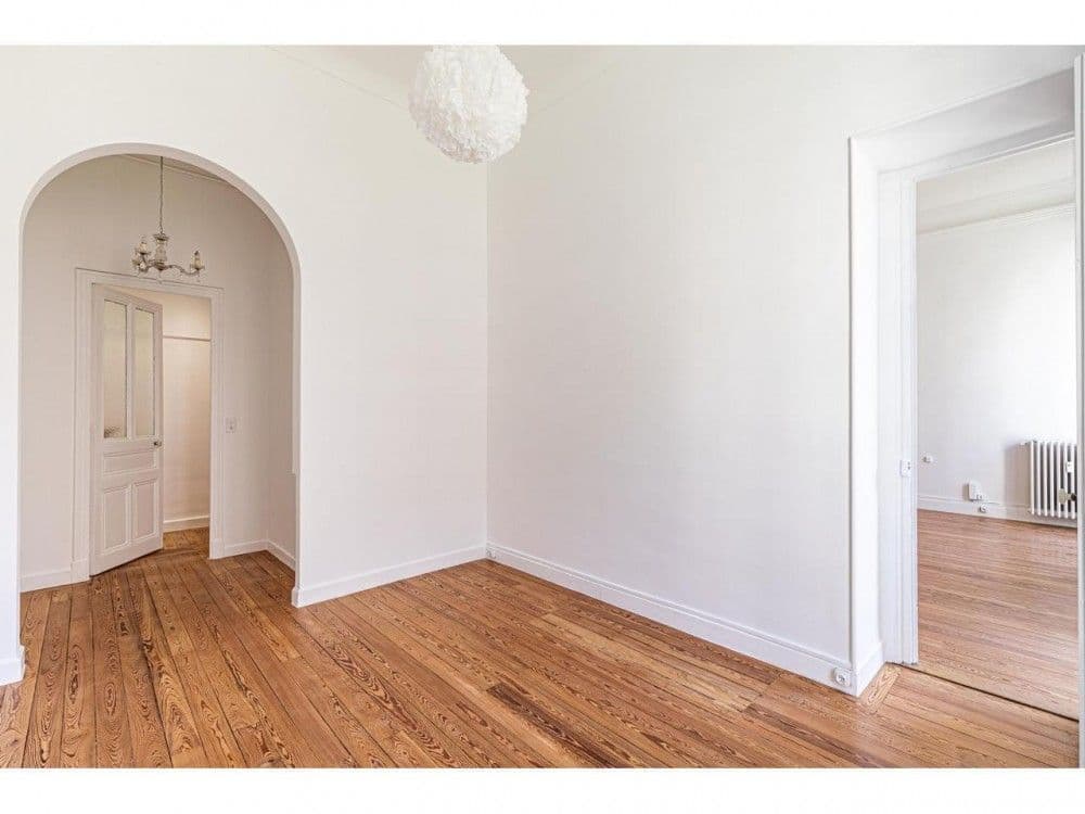 Room with arched doorway and parquet floor, 3-bedroom apartment in the Carré d’Or, Nice
