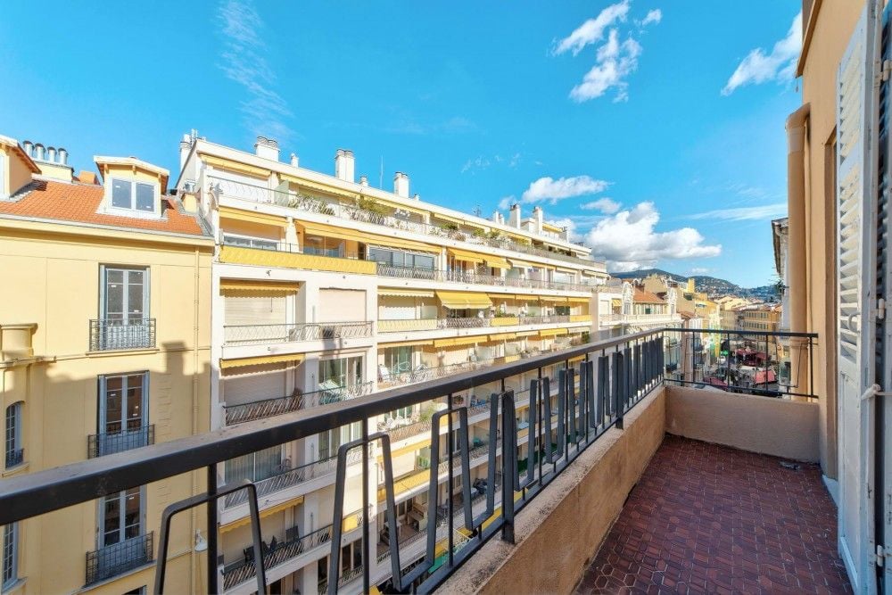 Long balcony overlooking the street towards the hills, 2-bedroom apartment in the Carré d’Or, Nice