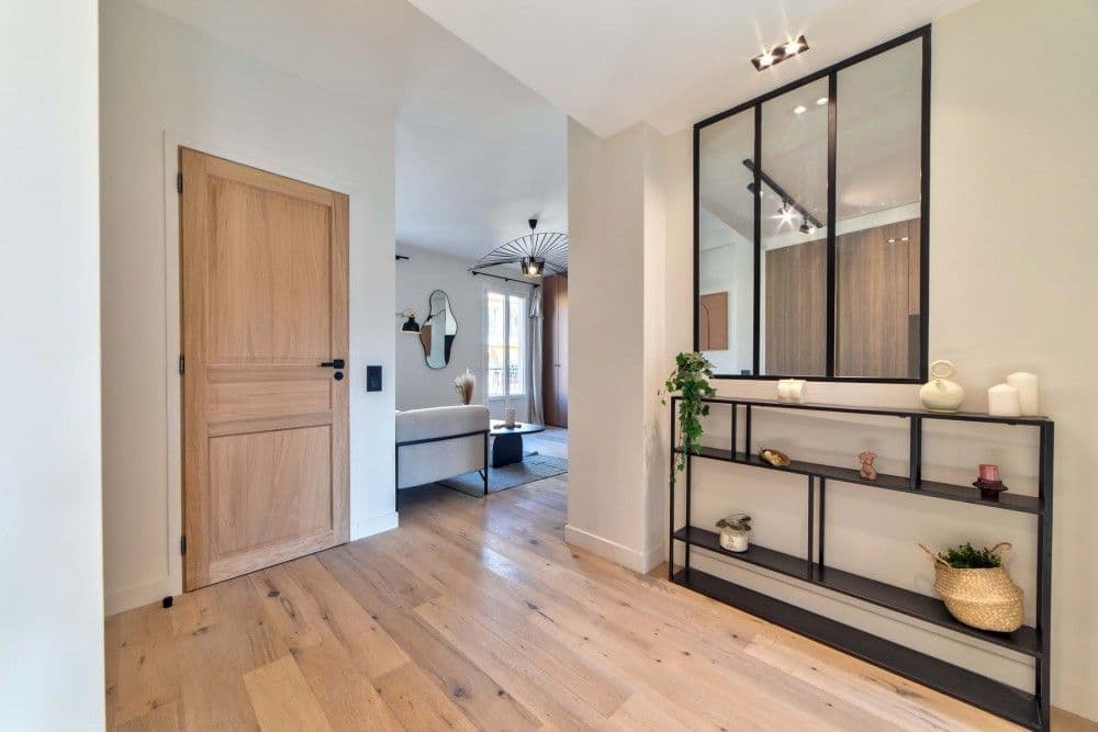Entrance with oak door and black steel shelving, 2-bedroom apartment in the Carré d’Or, Nice