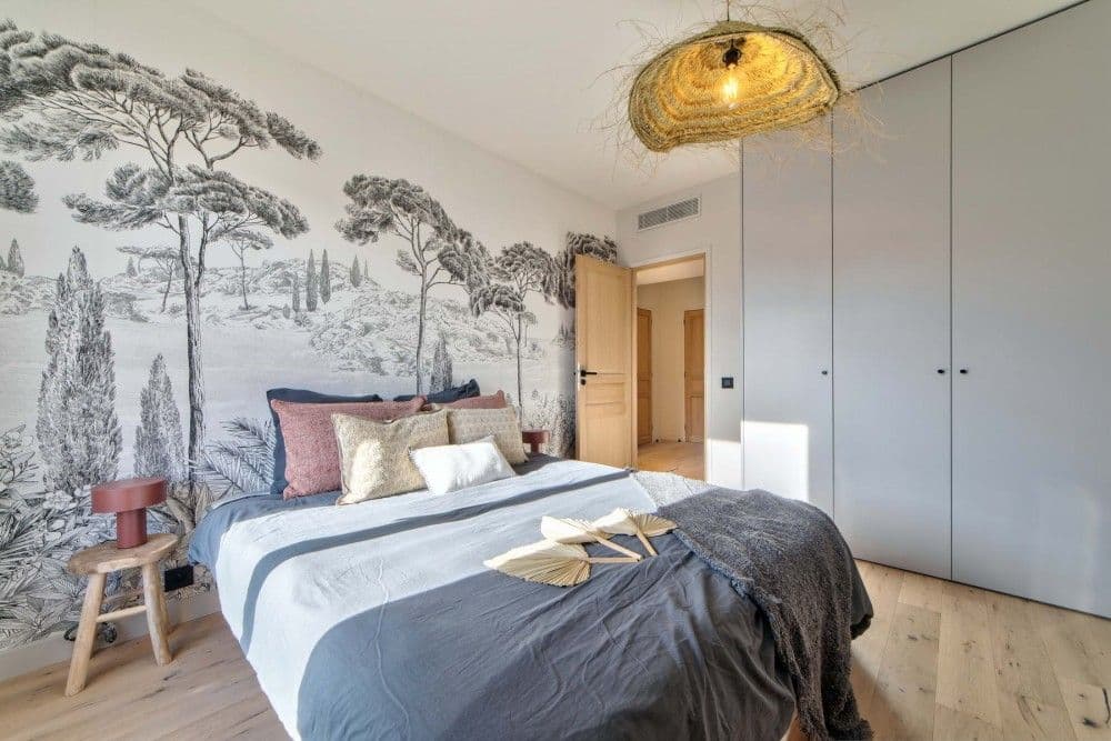 Bedroom with mural wallpaper and fitted wardrobe, 2-bedroom apartment in the Carré d’Or, Nice