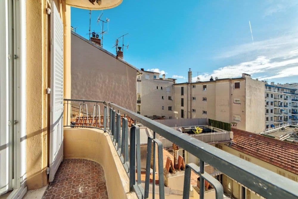 Balcony with terracotta tiles and a view over the rooftops, 2-bedroom apartment in the Carré d’Or, Nice