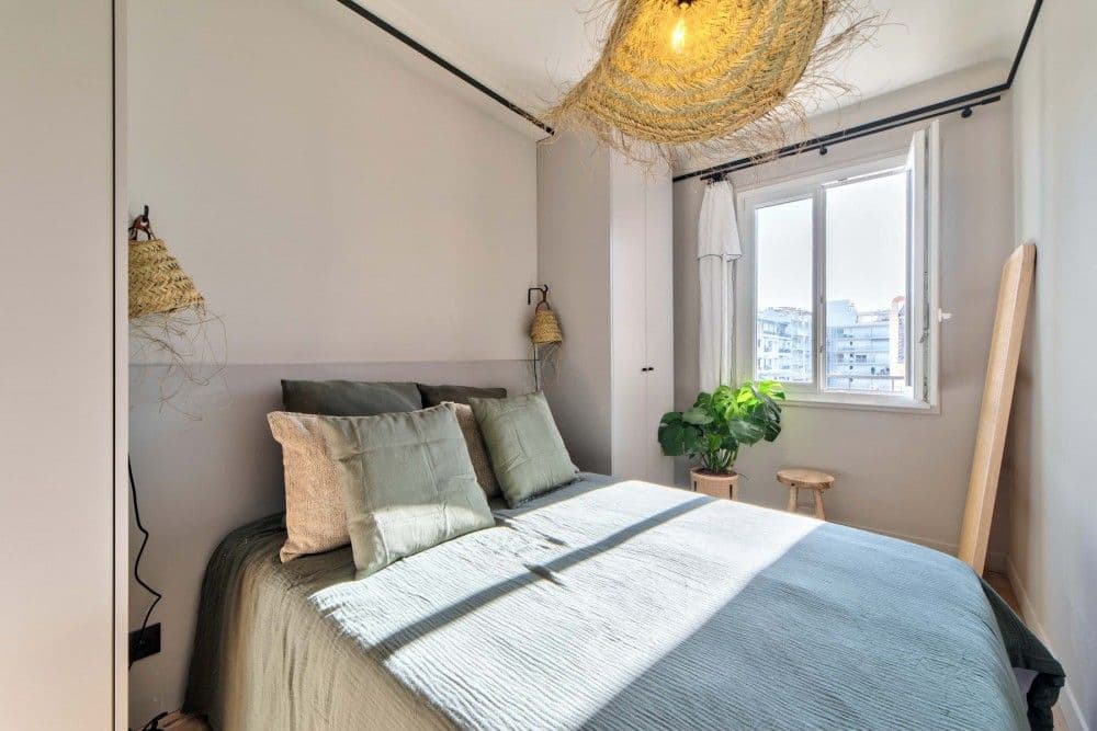 Second bedroom with window and oak floor, 2-bedroom apartment in the Carré d’Or, Nice