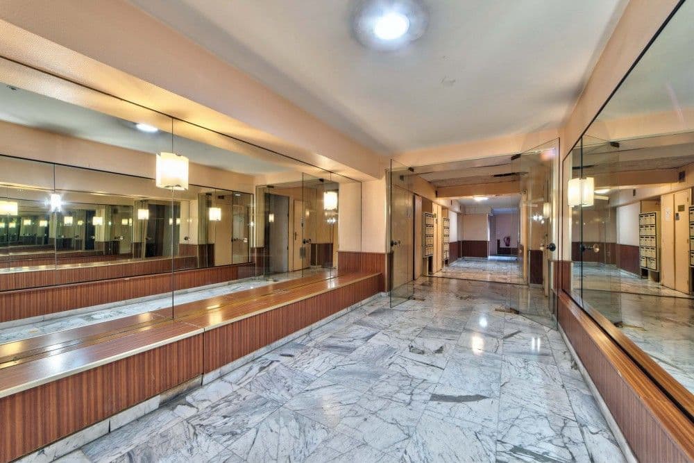Entrance hall of the building with marble floor and mirrors, 2-bedroom apartment in the Carré d’Or, Nice