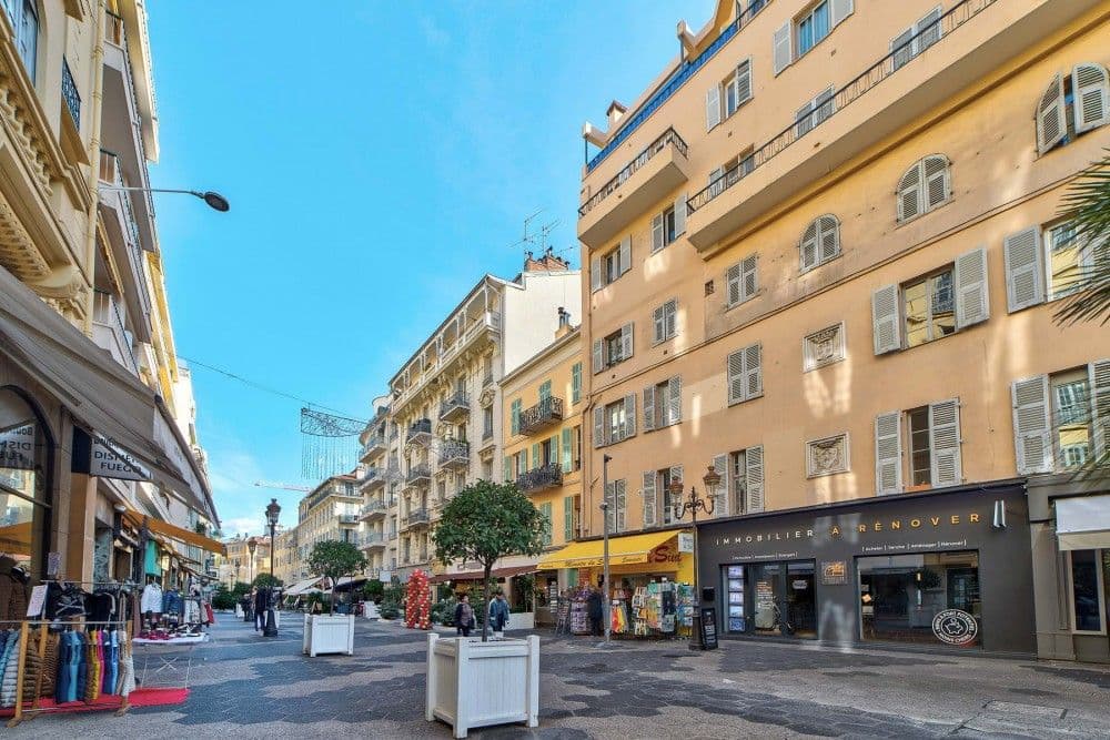 Pedestrian street with shops below the building, 2-bedroom apartment in the Carré d’Or, Nice