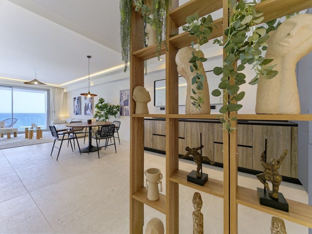 Open-plan living space with sea view and wooden room divider, 2-bedroom apartment in the Promenade des Anglais, Nice