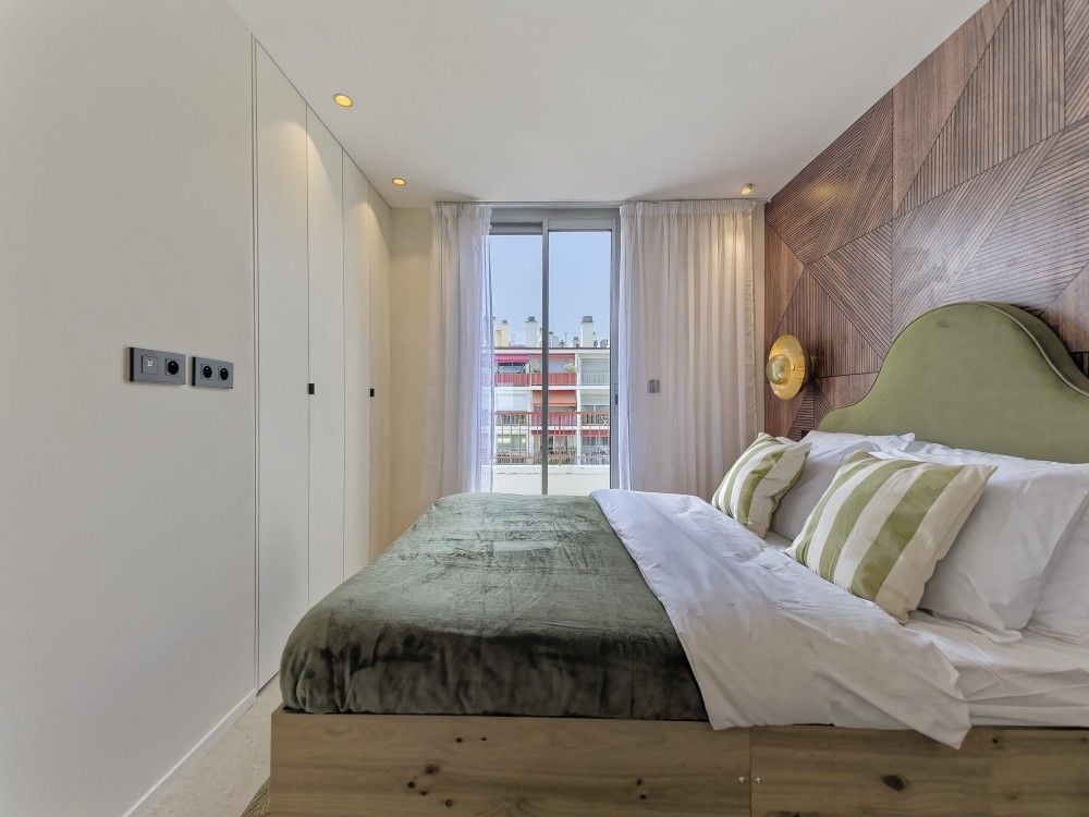 Bedroom with green headboard and fitted wardrobe, 2-bedroom apartment in the Promenade des Anglais, Nice