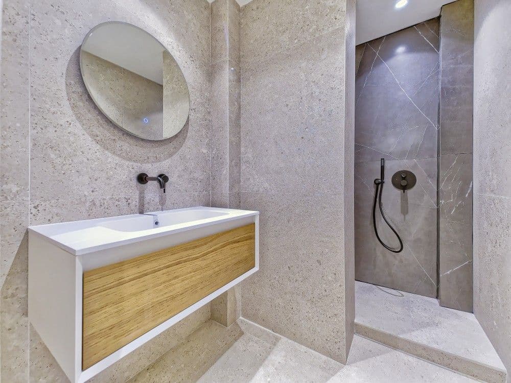 Shower room with stone-effect tiles and wall-hung vanity, 2-bedroom apartment in the Promenade des Anglais, Nice