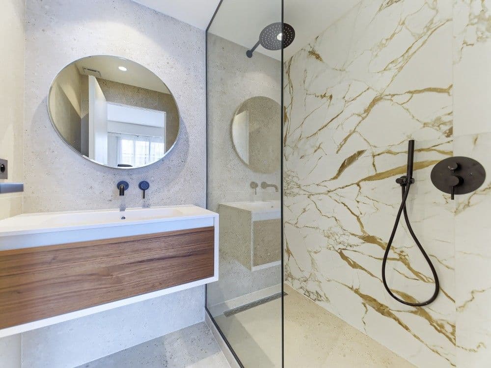 Shower room with gold-veined marble and walk-in shower, 2-bedroom apartment in the Promenade des Anglais, Nice