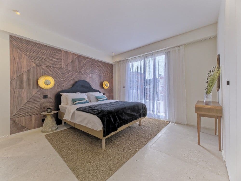 Bedroom with walnut panelling and jute rug, 2-bedroom apartment in the Promenade des Anglais, Nice