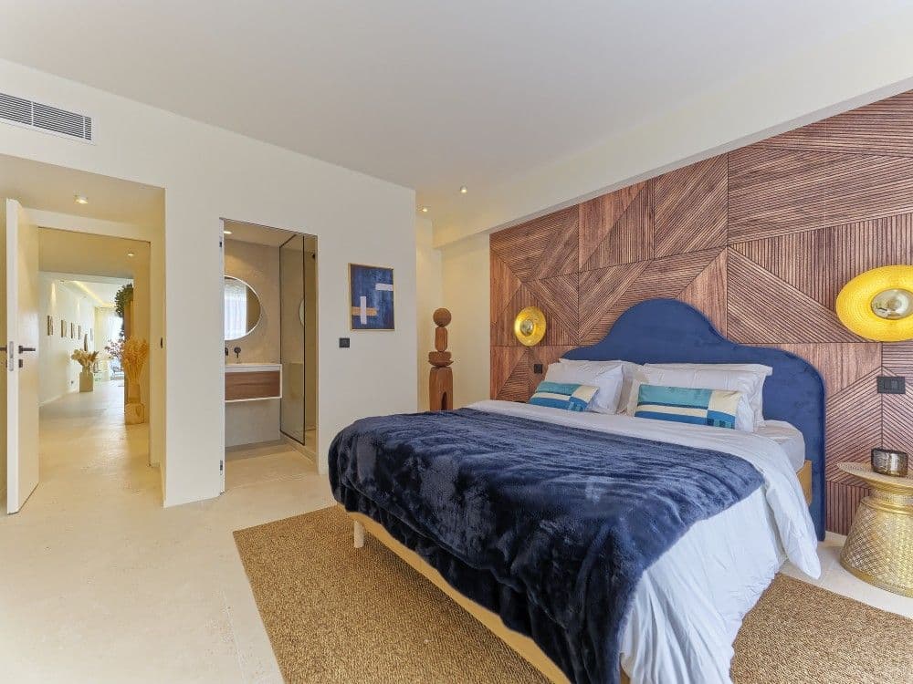 Bedroom with en-suite shower room, 2-bedroom apartment in the Promenade des Anglais, Nice