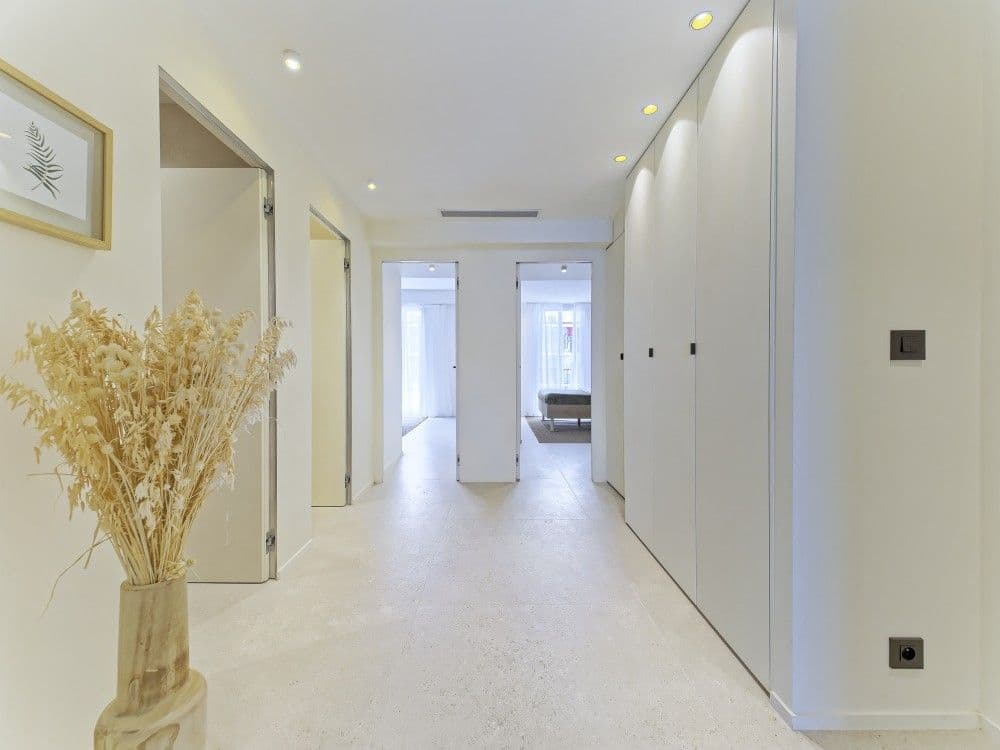 Hallway with fitted wardrobes and pale stone floor, 2-bedroom apartment in the Promenade des Anglais, Nice