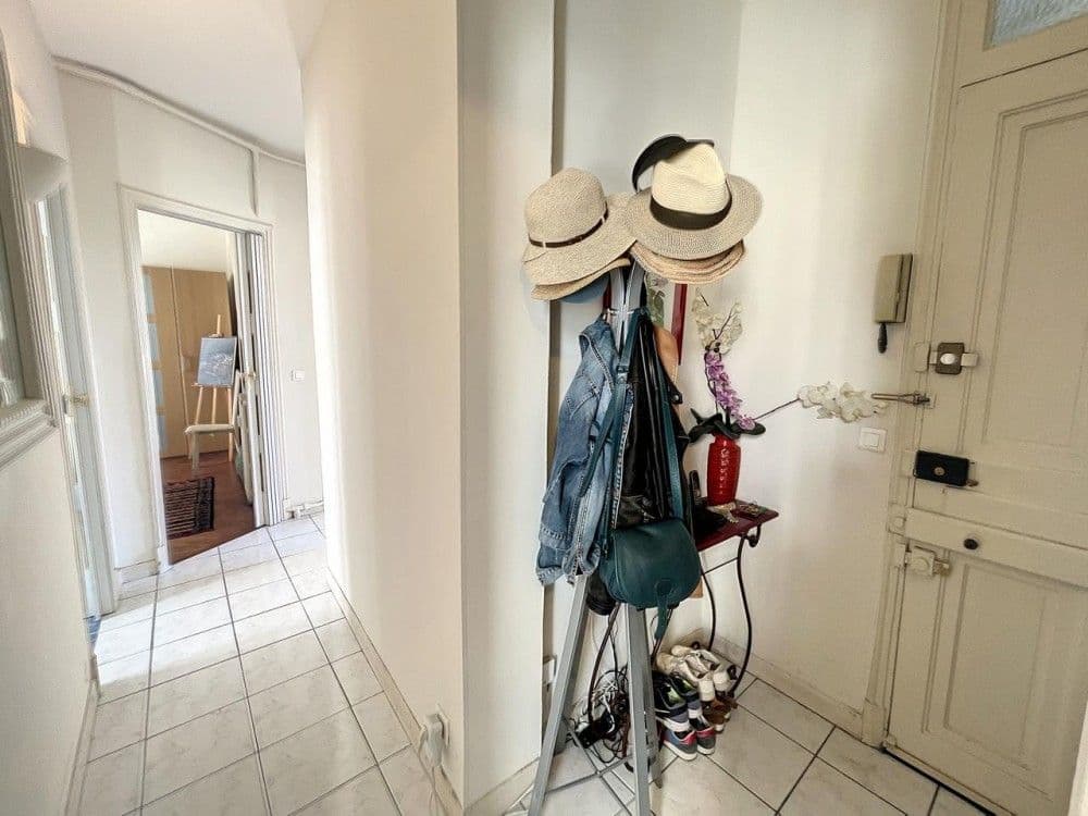 Entrance hall with tiled floor, 2-bedroom apartment in the Carré d’Or, Nice