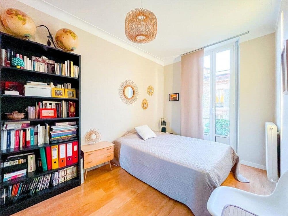 Bedroom with bookshelf and French window, 2-bedroom apartment in central Nice