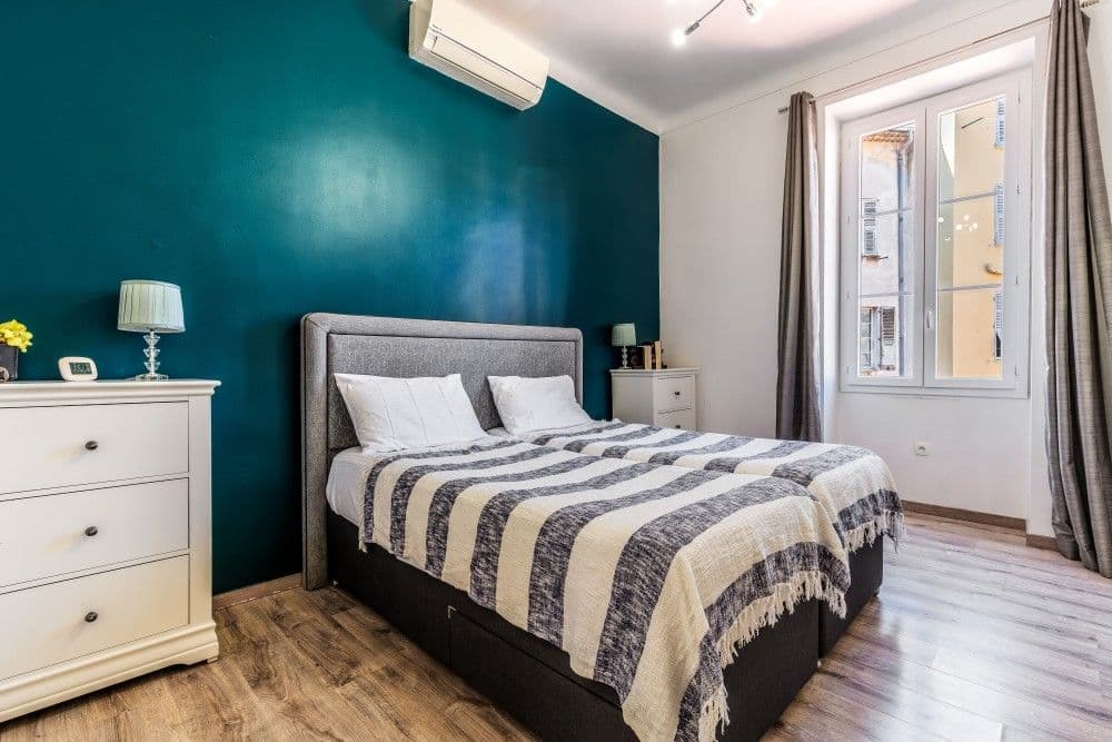 Bedroom with teal feature wall and double bed, 2-bedroom apartment in the Port, Nice
