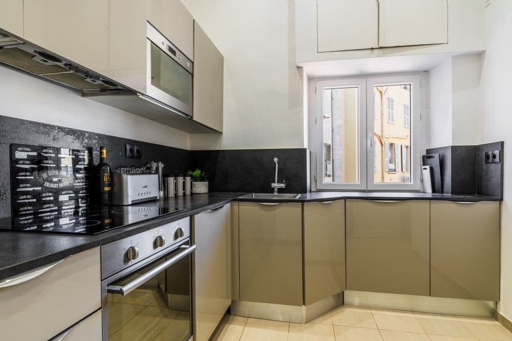 Fitted kitchen with taupe units and window, 2-bedroom apartment in the Port, Nice