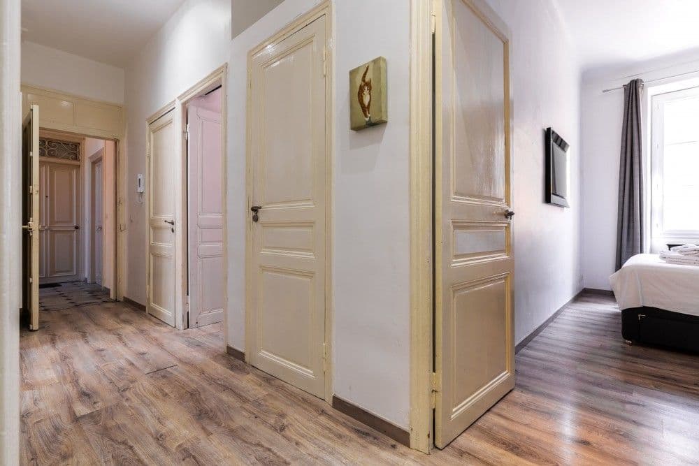 Hallway with wooden floor and panelled doors, 2-bedroom apartment in the Port, Nice