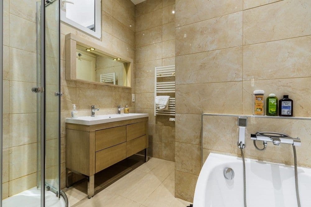 Bathroom with bathtub, shower and double vanity, 2-bedroom apartment in the Port, Nice