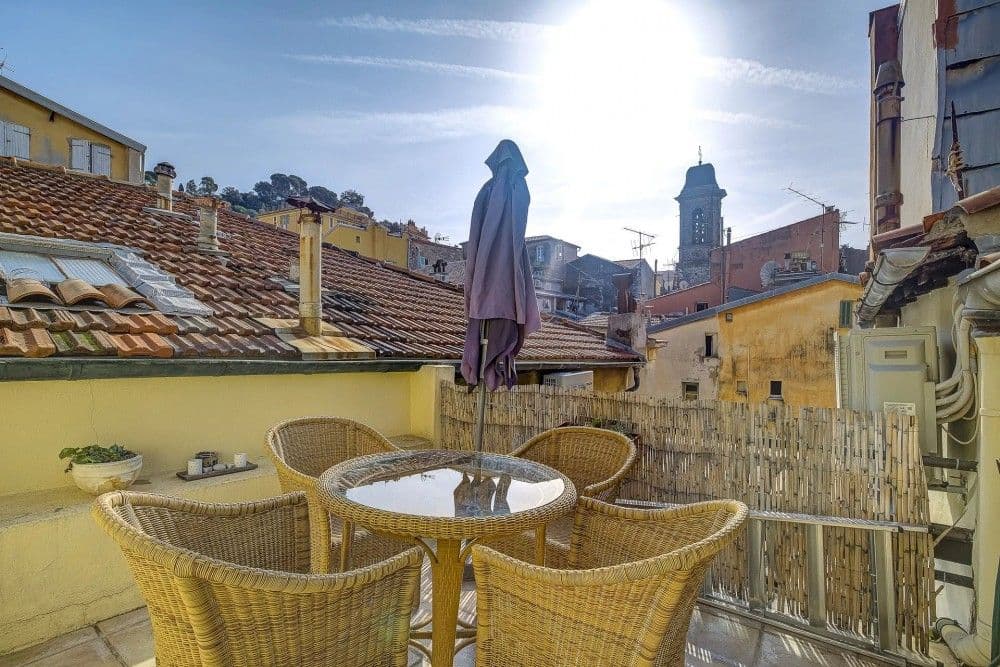 Rooftop terrace with rattan furniture and a view of the Old Town bell towers, 2-bedroom apartment in the Old Town, Nice