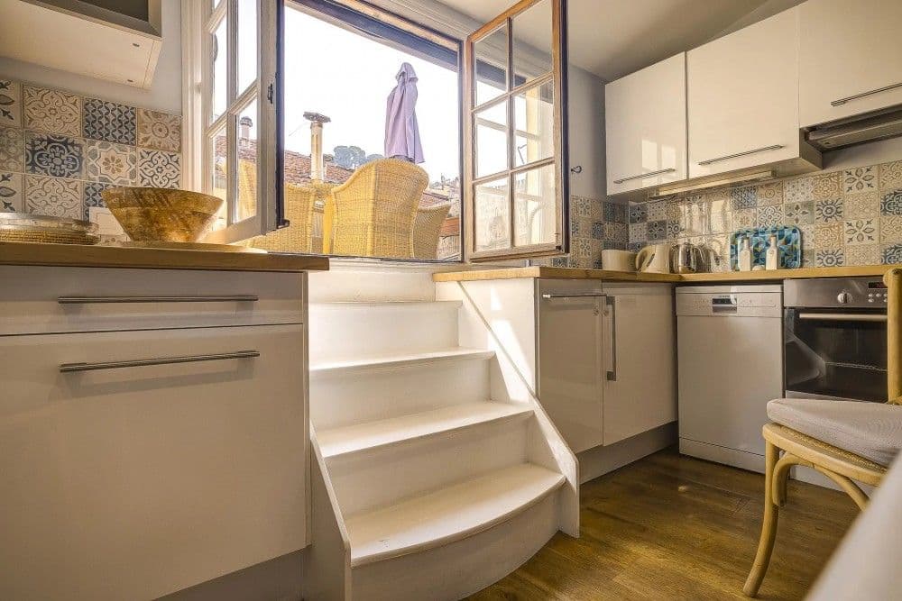 Kitchen with patterned tiles and steps up to the window, 2-bedroom apartment in the Old Town, Nice