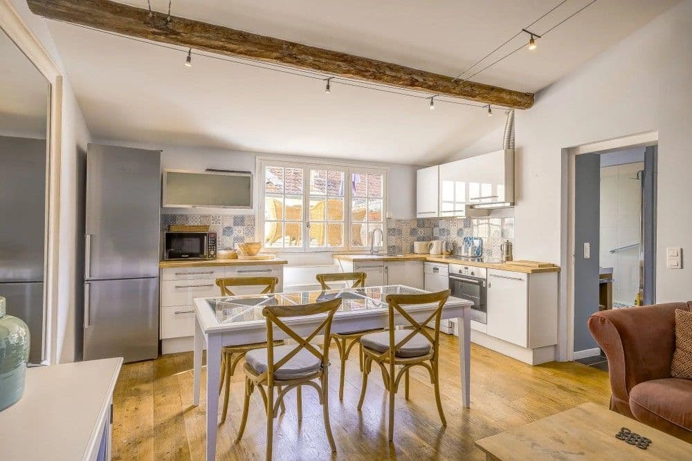 Kitchen and dining area with exposed beam, 2-bedroom apartment in the Old Town, Nice