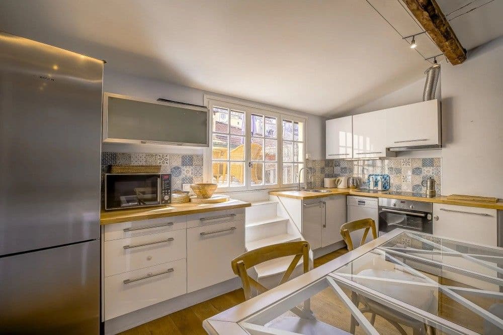 Kitchen with patterned splashback and glass table, 2-bedroom apartment in the Old Town, Nice