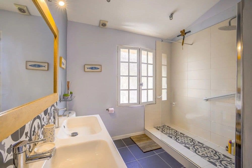Shower room with walk-in shower and patterned tiles, 2-bedroom apartment in the Old Town, Nice