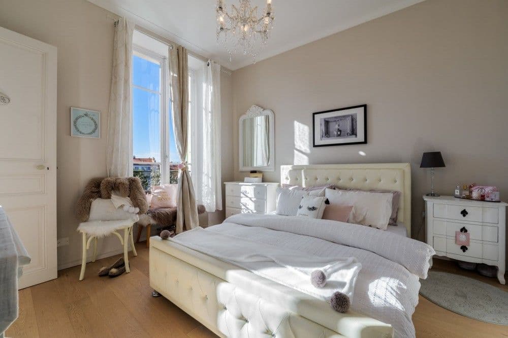 Bedroom with upholstered bed and French windows, 2-bedroom apartment in central Nice