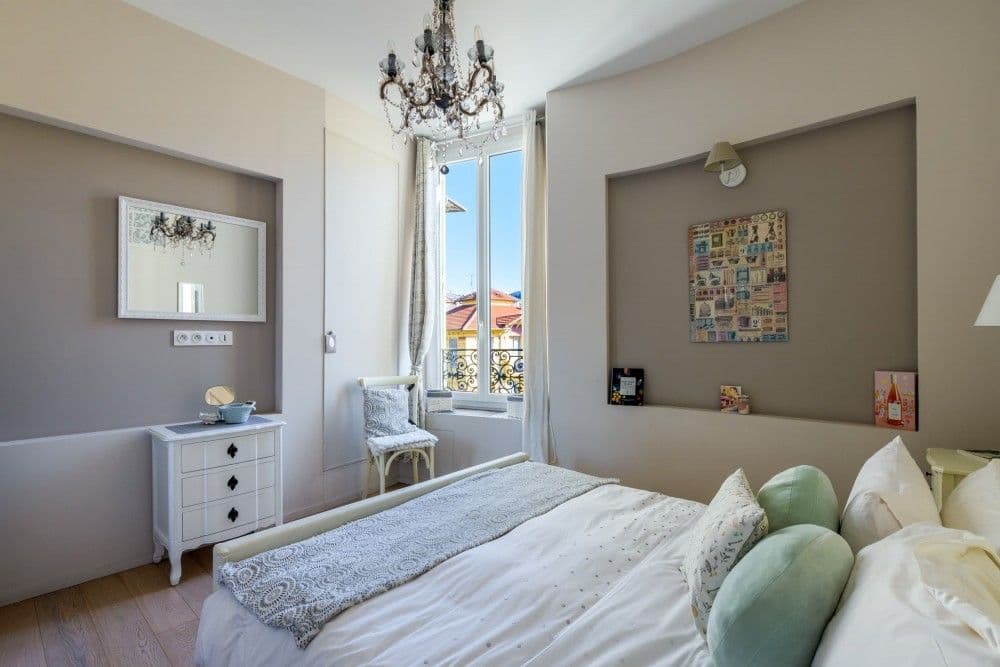 Bedroom with alcove and French window to a balcony, 2-bedroom apartment in central Nice