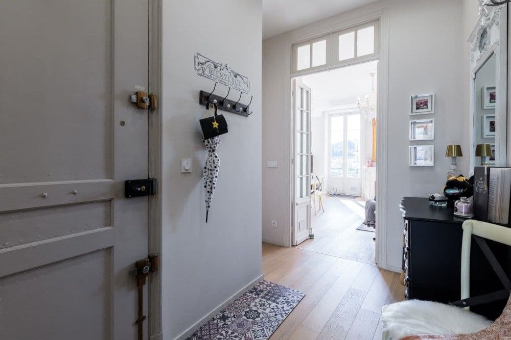 Entrance hallway with wooden floor, 2-bedroom apartment in central Nice