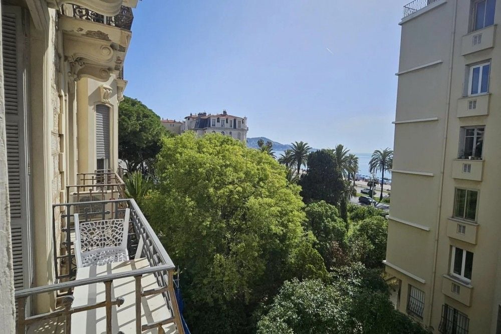 Balcony overlooking gardens with a view of the sea, 3-bedroom apartment in the Promenade des Anglais, Nice