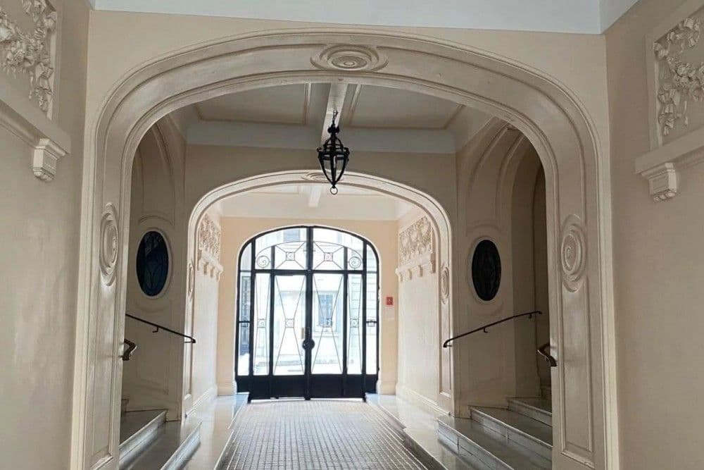 Belle Époque entrance hall with arches and moulded plasterwork, 3-bedroom apartment in the Promenade des Anglais, Nice