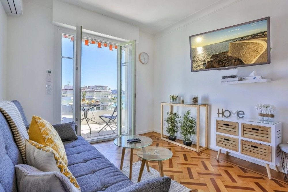 Living room with parquet floor and doors to the balcony, 2-bedroom apartment in the Promenade des Anglais, Nice