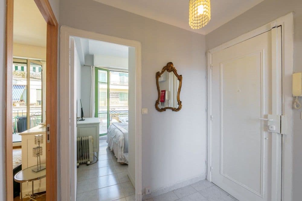 Entrance hall with views into the bedroom and living room, 1-bedroom apartment in central Nice