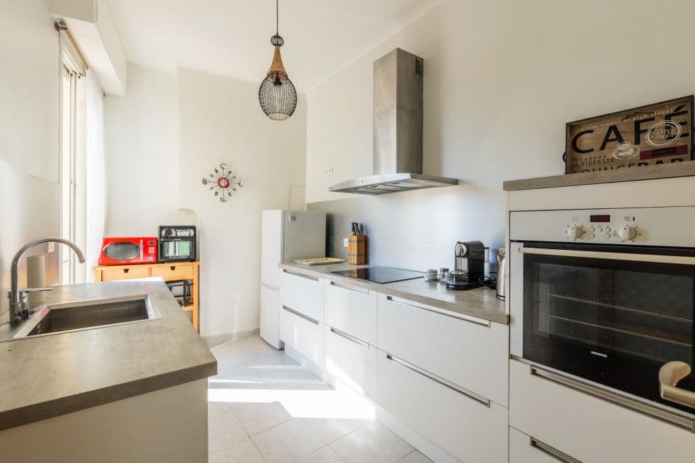 Kitchen with built-in oven and window, 1-bedroom apartment in central Nice