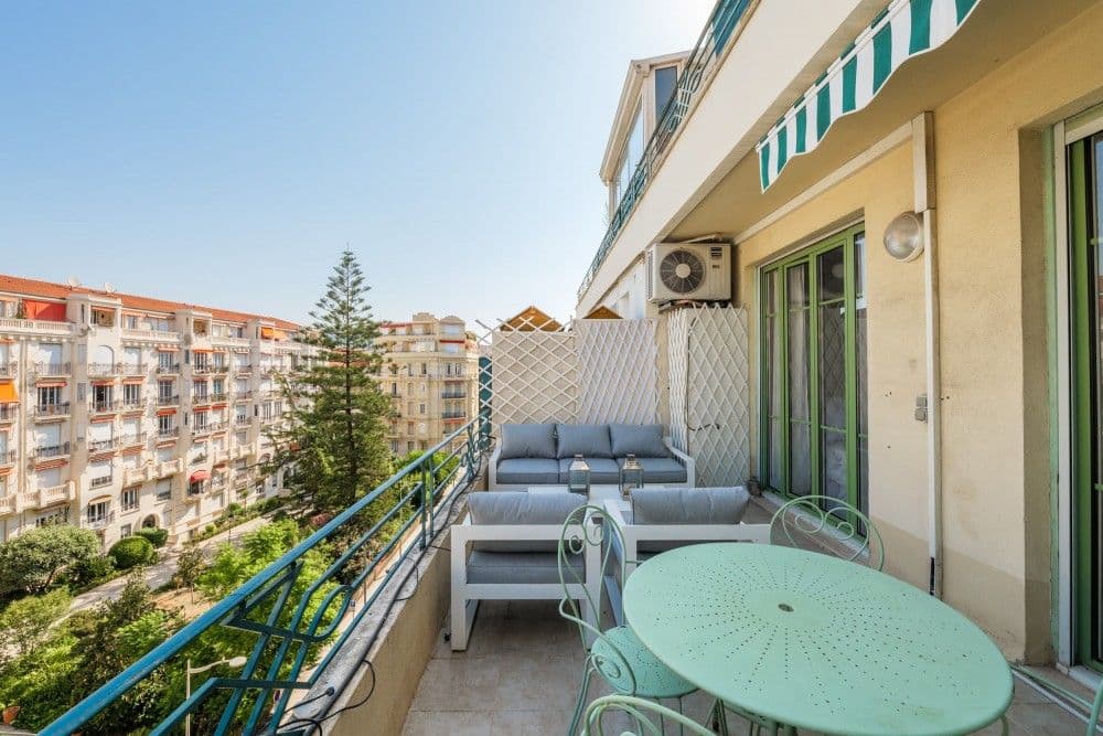 Balcony with garden furniture overlooking trees, 1-bedroom apartment in central Nice