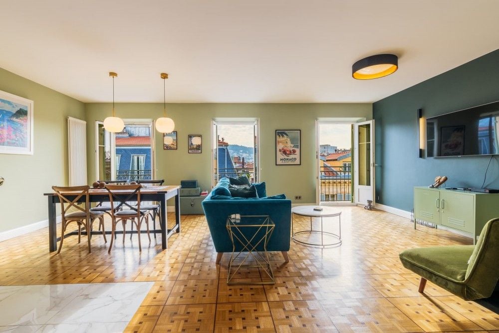 Living and dining room with parquet floor and French windows, 2-bedroom apartment in central Nice