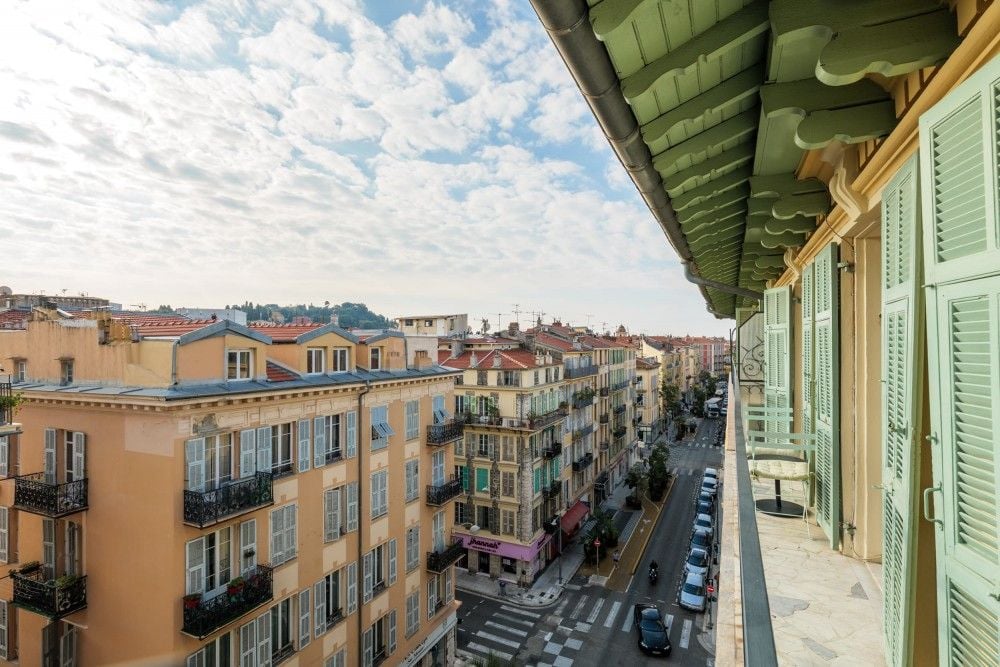 Balcony with green shutters overlooking the street, 2-bedroom apartment in central Nice