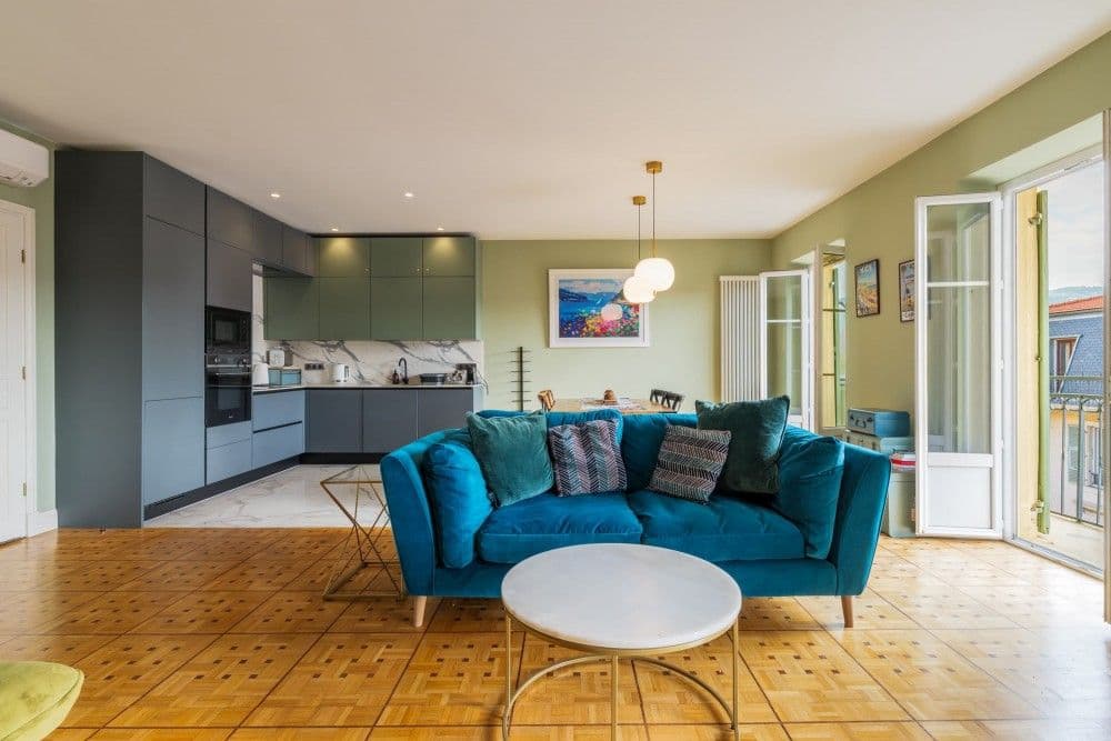 Open-plan living room with grey kitchen and marble splashback, 2-bedroom apartment in central Nice