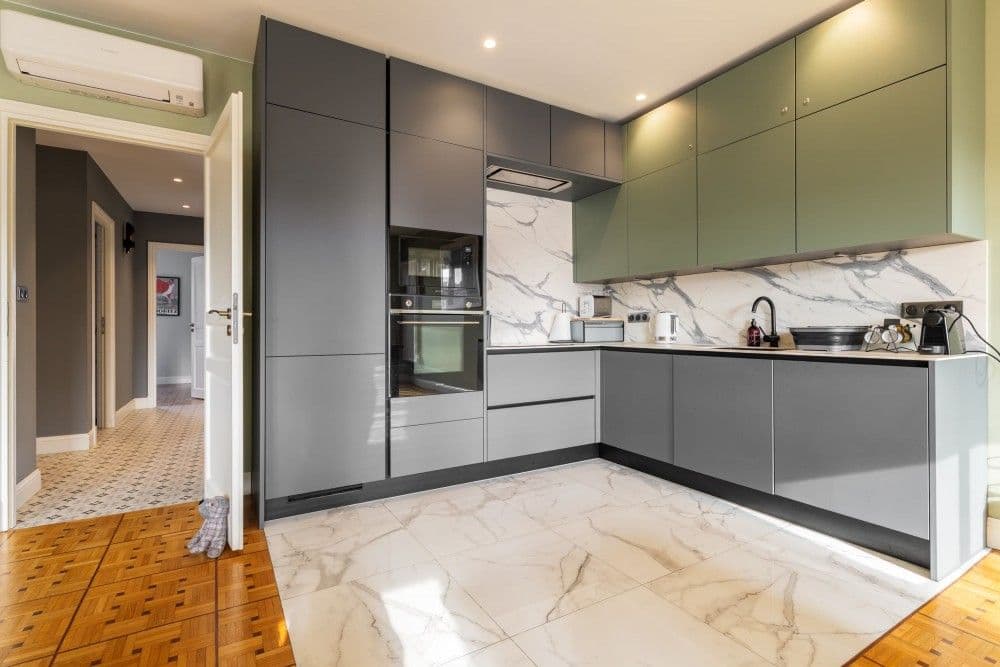 Kitchen with grey and sage units and marble-effect floor, 2-bedroom apartment in central Nice