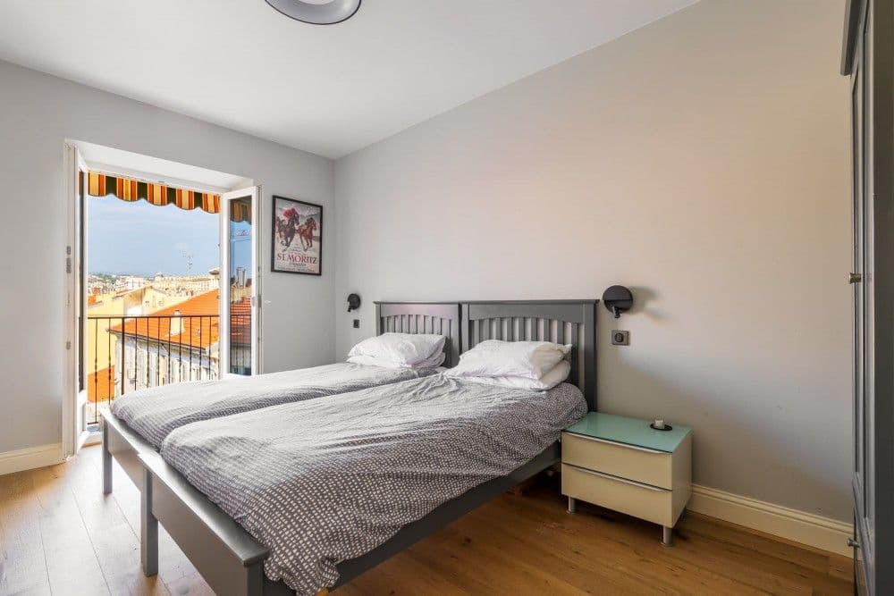 Bedroom with twin beds and French window, 2-bedroom apartment in central Nice
