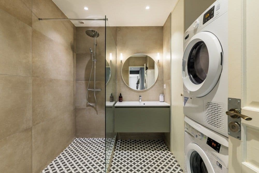 Shower room with walk-in shower and laundry space, 2-bedroom apartment in central Nice
