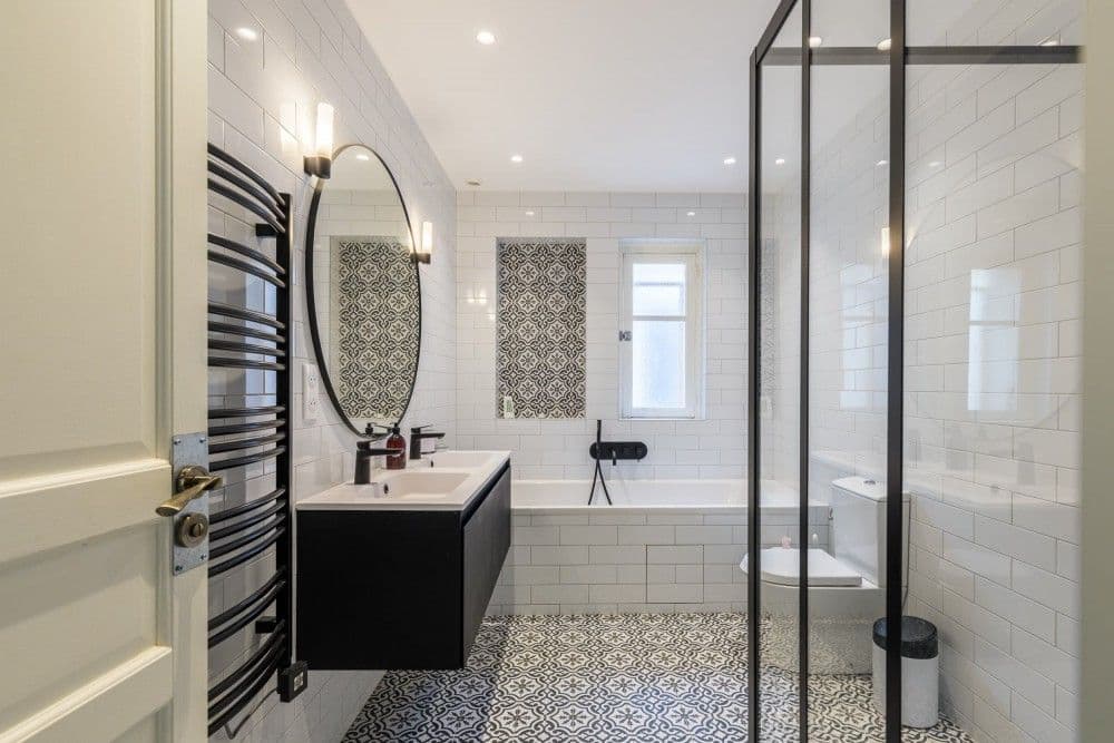 Bathroom with metro tiles, bathtub and black fittings, 2-bedroom apartment in central Nice
