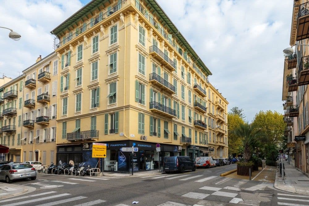 Belle Époque corner building with green shutters, 2-bedroom apartment in central Nice